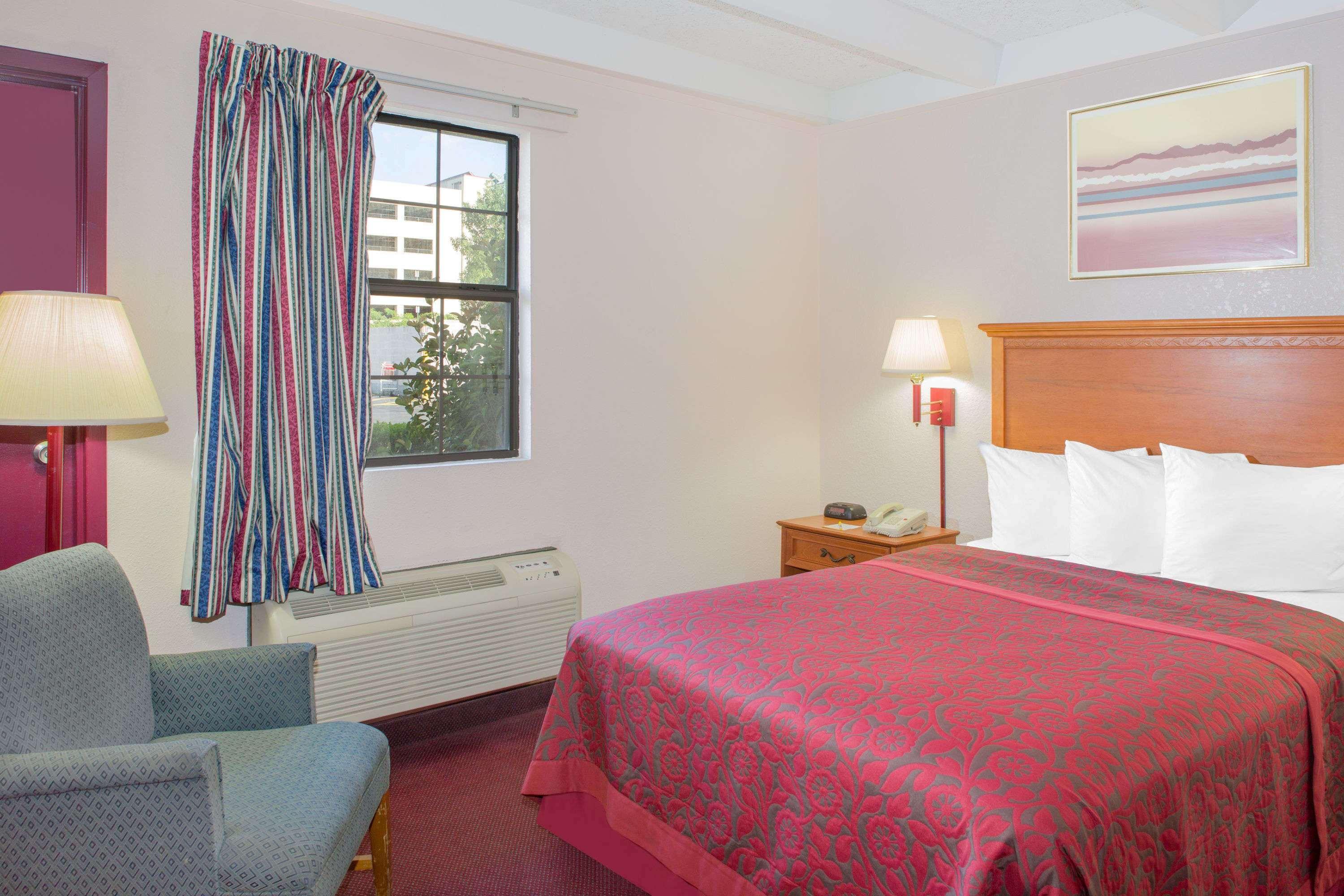Days Inn By Wyndham Tallahassee University Center Экстерьер фото