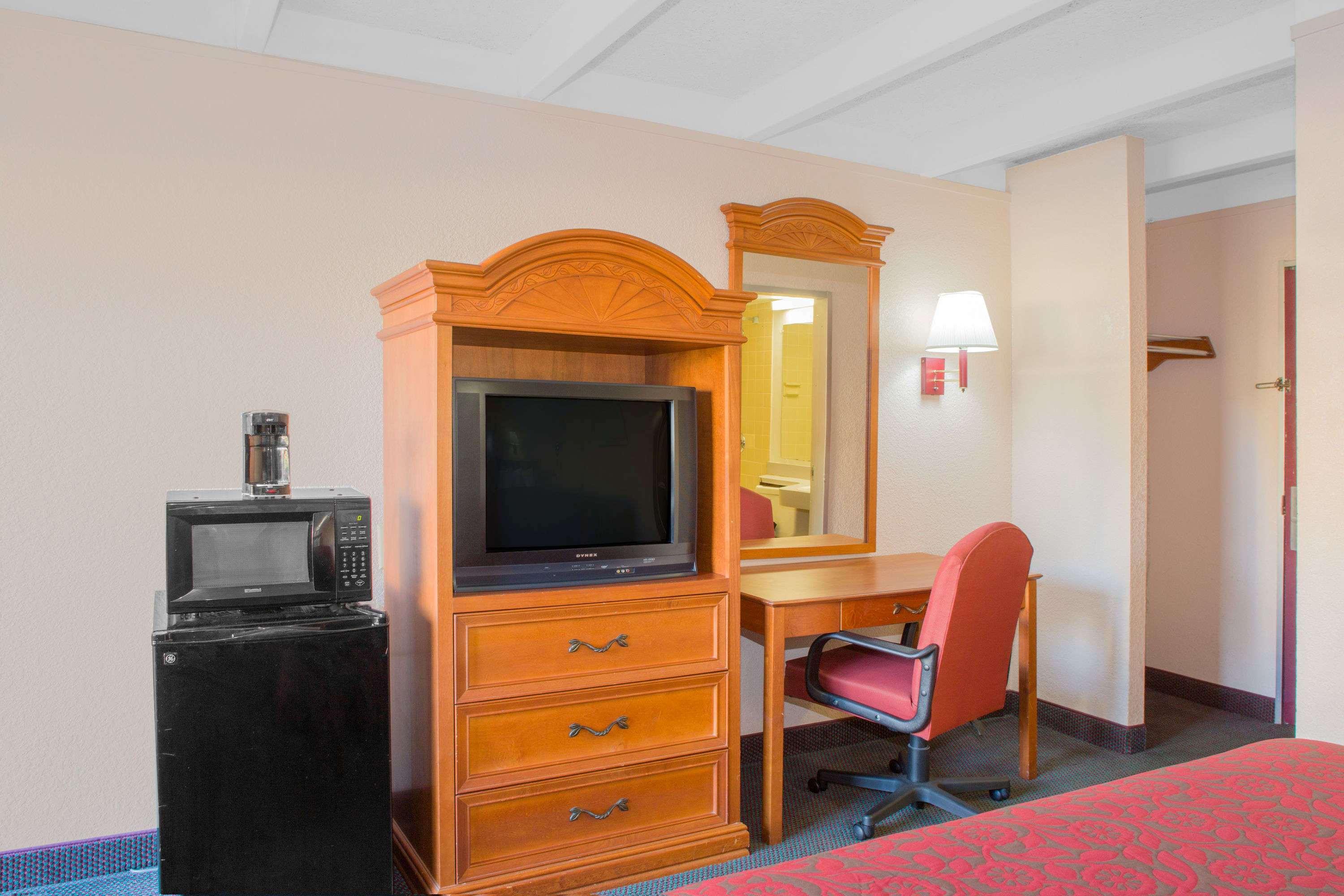 Days Inn By Wyndham Tallahassee University Center Экстерьер фото