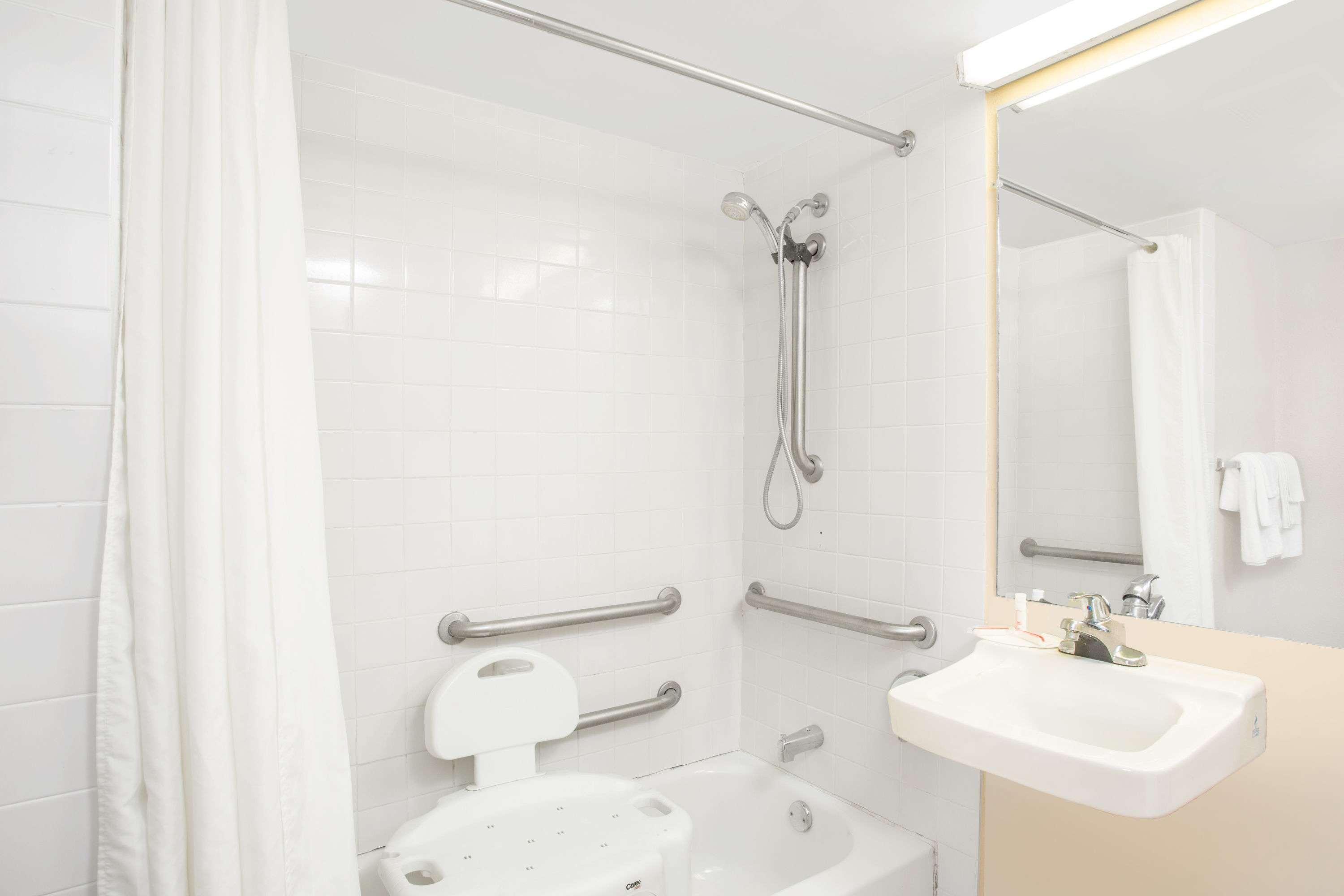 Days Inn By Wyndham Tallahassee University Center Экстерьер фото