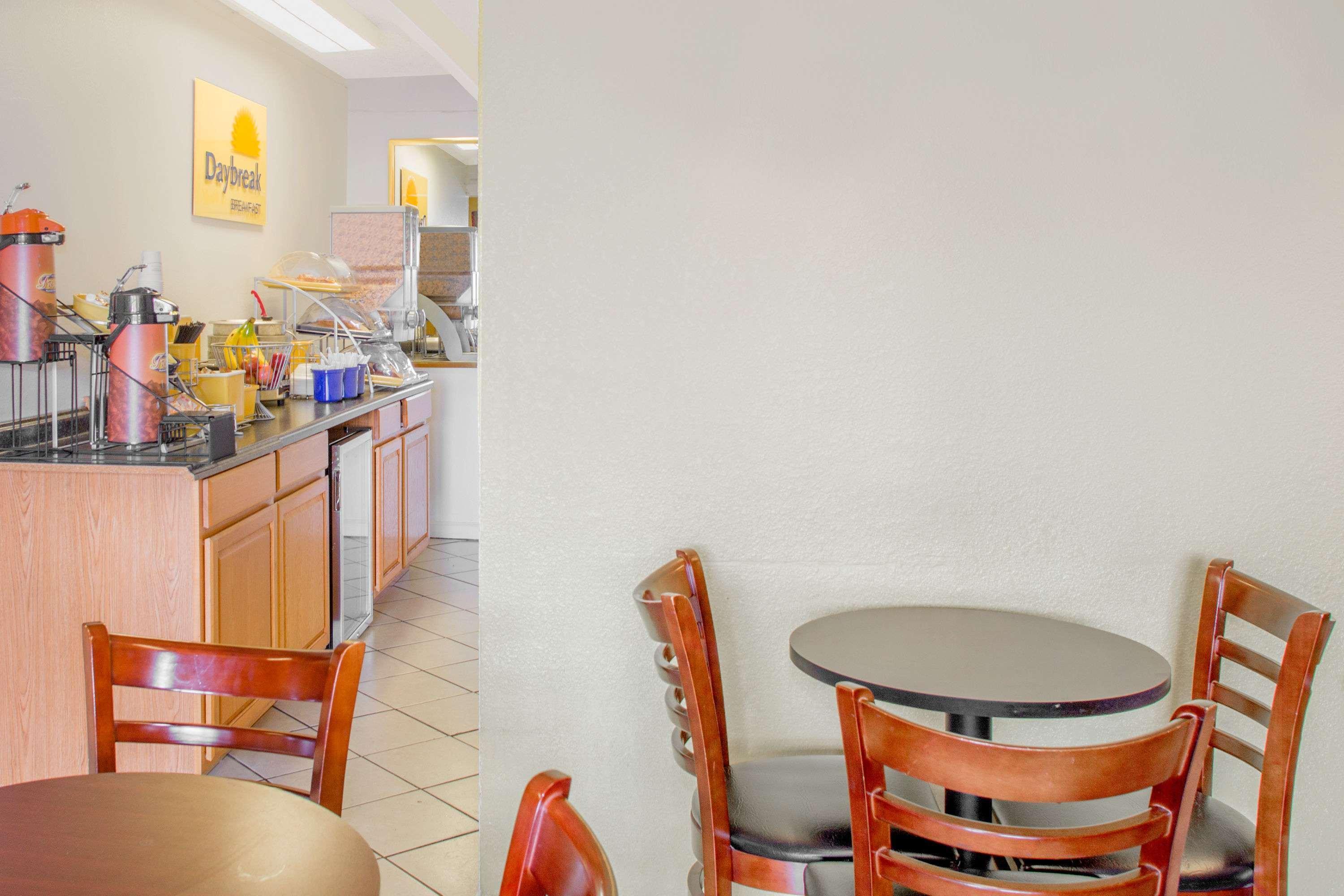 Days Inn By Wyndham Tallahassee University Center Экстерьер фото