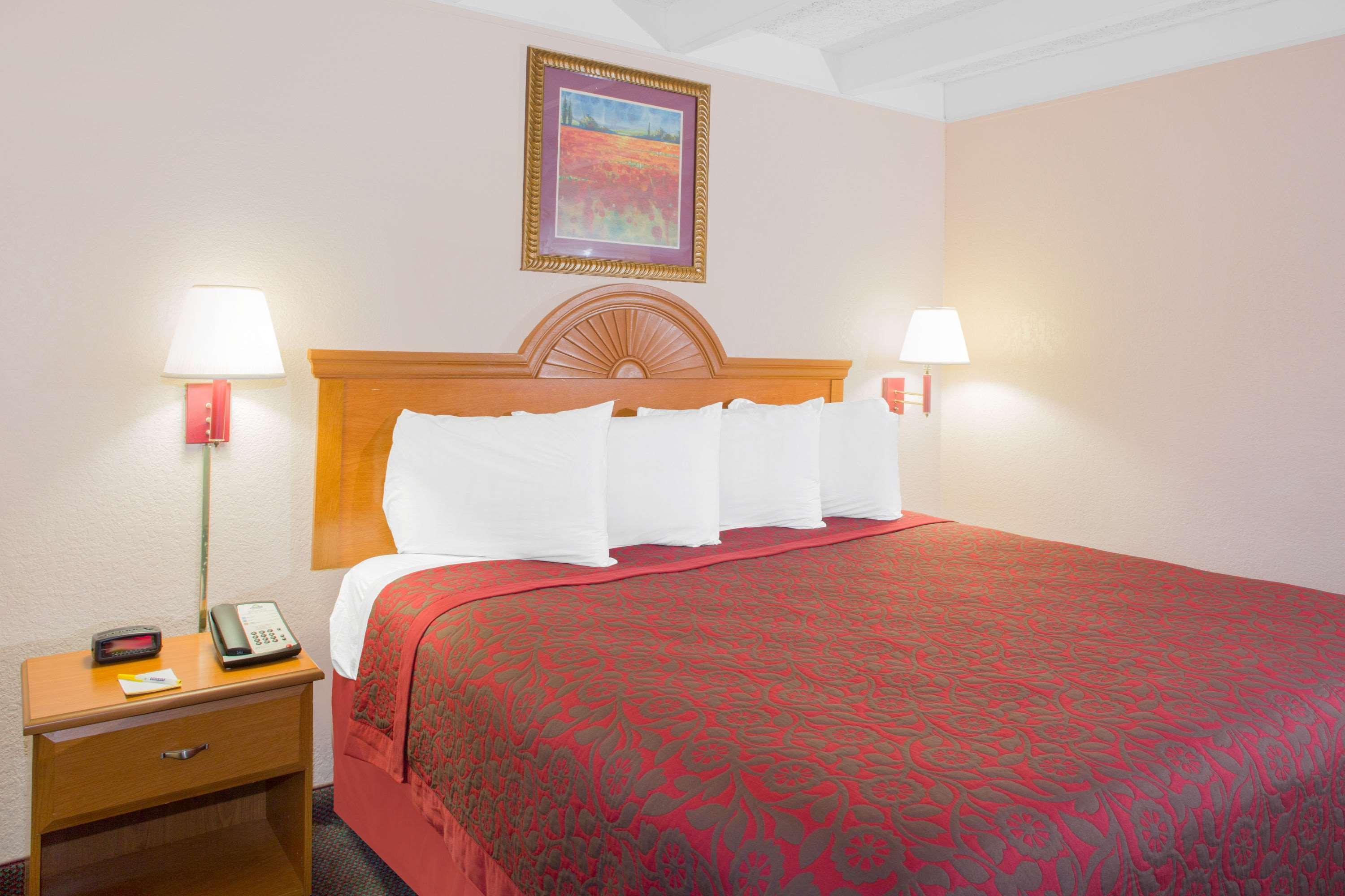 Days Inn By Wyndham Tallahassee University Center Экстерьер фото